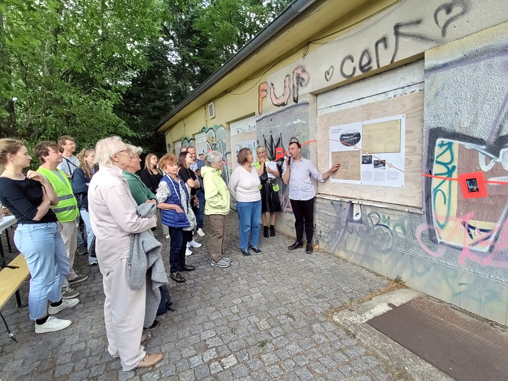 Maximilian Ludwig gibt Erklärungen zu den Ausstellungstafeln. Foto: Hensel