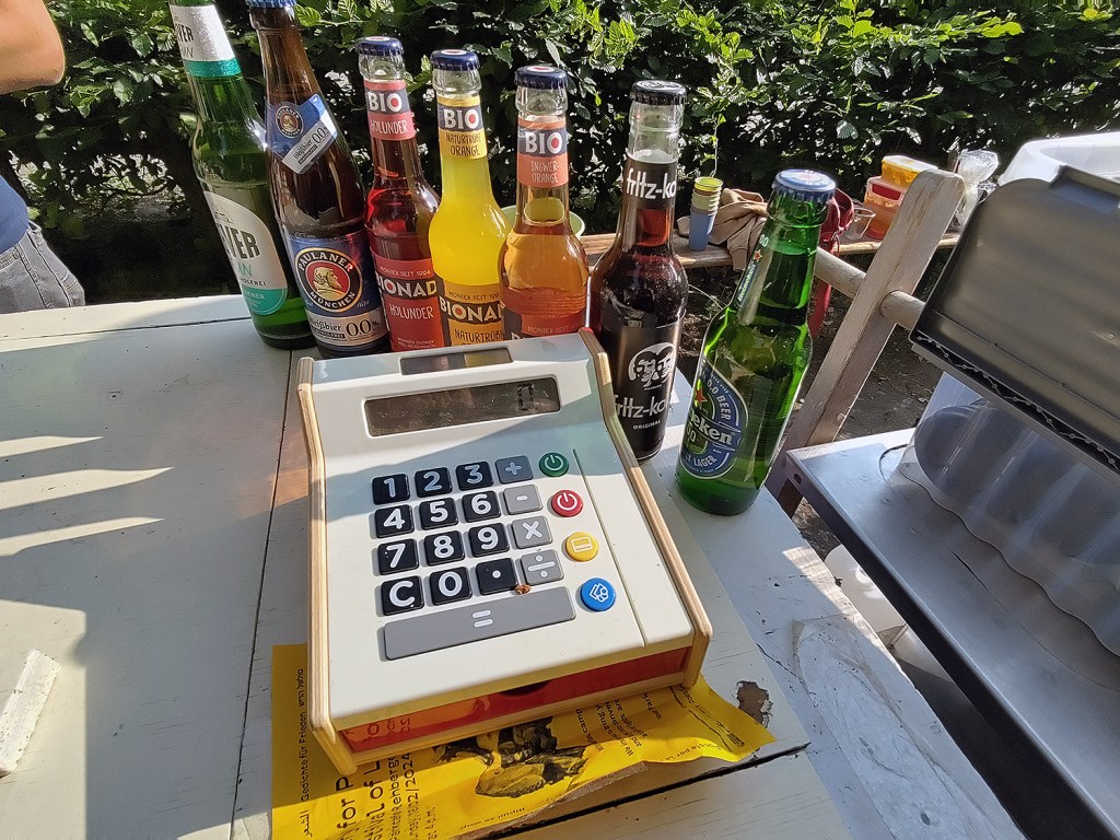 Getränke gegen Spende kamen in diese witzige Spendendose. Foto: Hensel