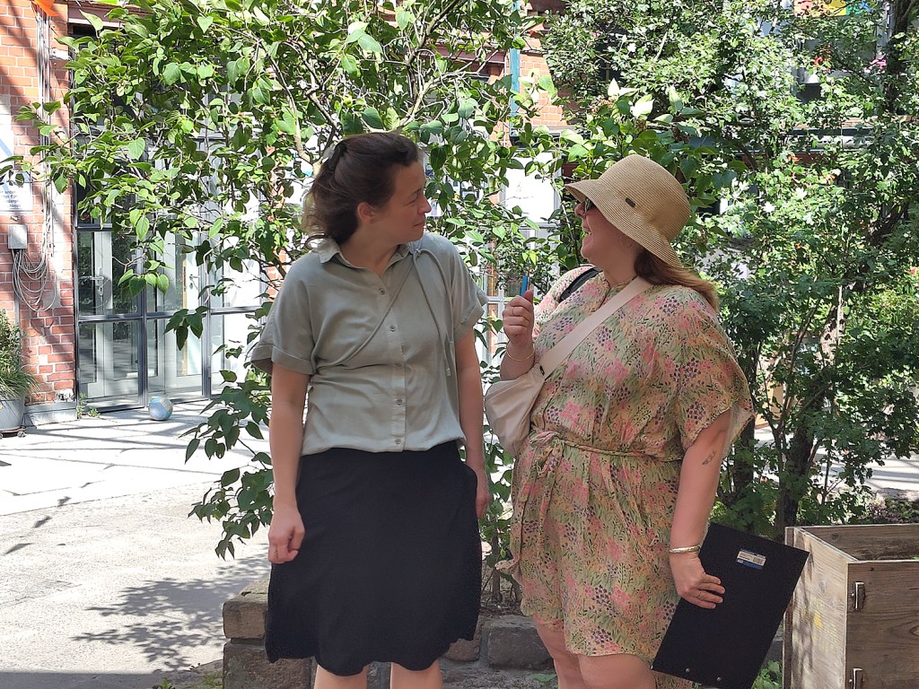 Viola Hoppe (links) vom PaSch-Projekt im Gespräch mit einem Geburtstagsfestbesucherin. Foto: Hensel