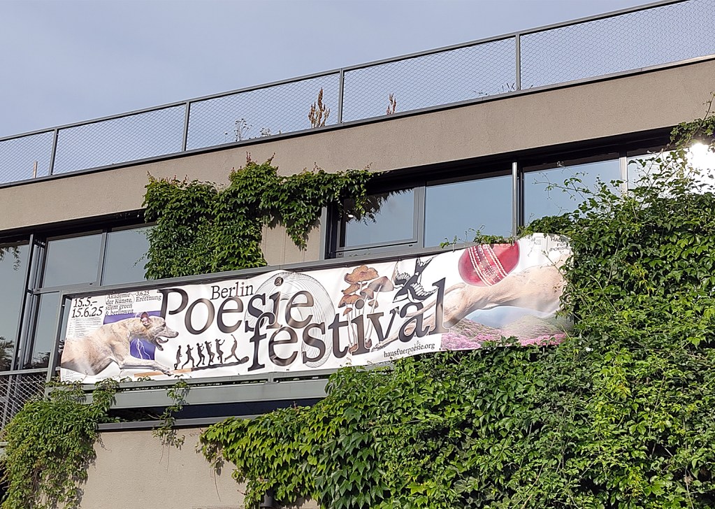 Am Silent Green Kulturquartier hängt ein Banner des Poesiefestivals Berlin. Foto: Hensel