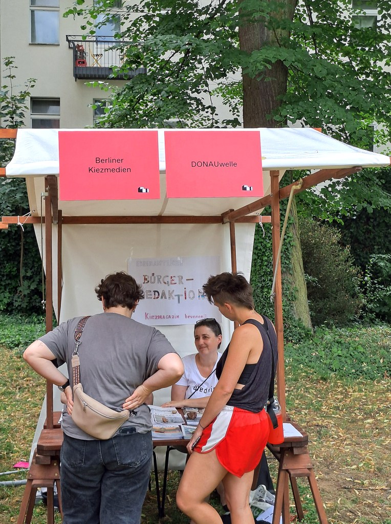 Gespräch am Stand der Bürgerredaktion. Foto: Schnell