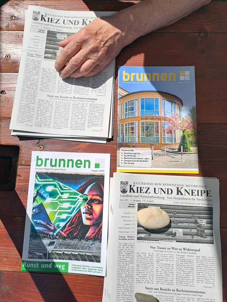 Das Kiezmagazin "brunnen" aus dem Brunnenviertel und "Kiez und Kneipe" aus Neukölln. Foto: Schnell