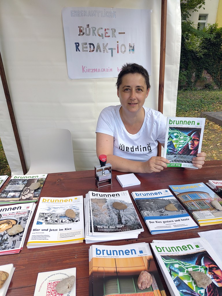 Dominique Hensel mit Wedding-Shirt und Kiezmagazin. Foto: Schnell