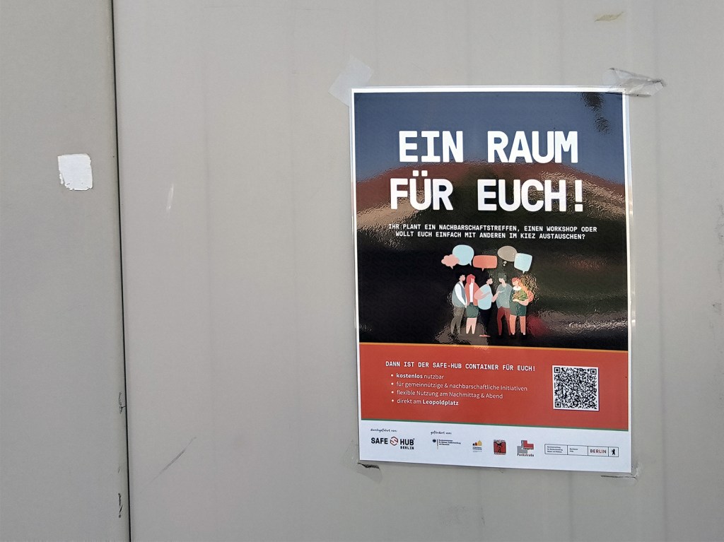 Ein Plakat am Container weist auf die Nutzungsmöglichkeit hin. Foto: Hensel