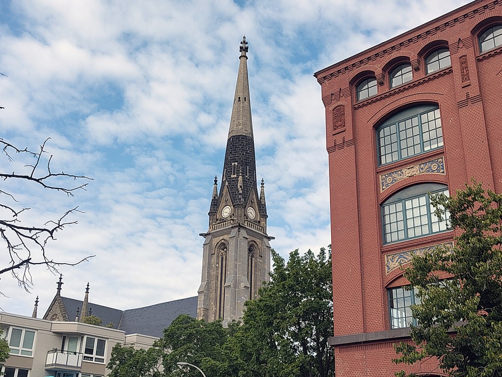 Wahrzeichen am Gartenplatz: Die Kirche St. Sebastian. Foto: Hensel