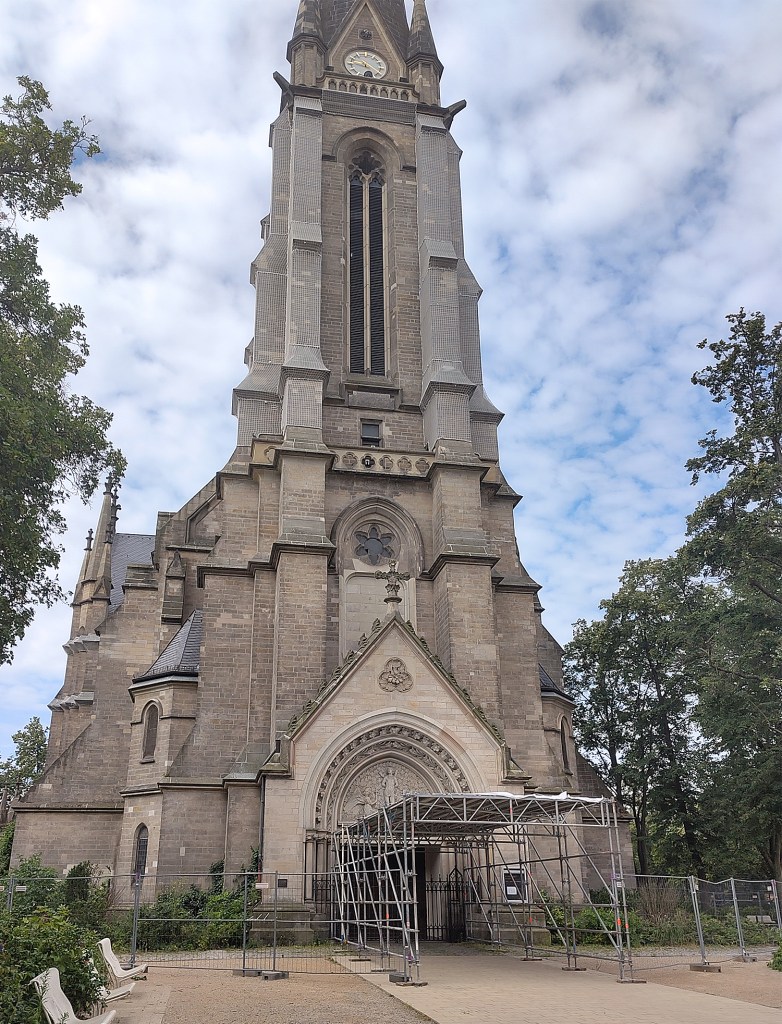 St.-Sebastian-Kirche: eingezäunt, Netze am Turm und Schutzplane vor dem Eingang. Foto: Hensel