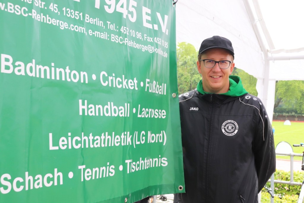 Jugendwart Kevin Kurth nimmt den Regen zum 80-jährigen Vereinsbestehen sportlich. Foto: Andrei Schnell