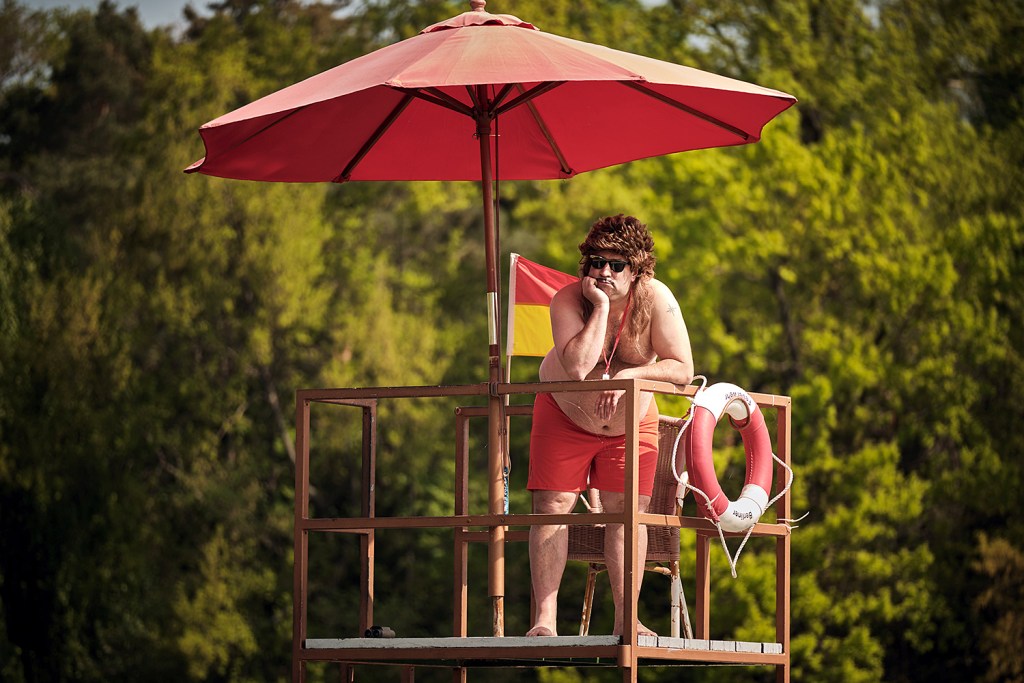 Kalle (Oliver Tautorat) als Bademeister in "Schwimm langsam - jetzt erst recht!" Foto: Raphael Hohwein