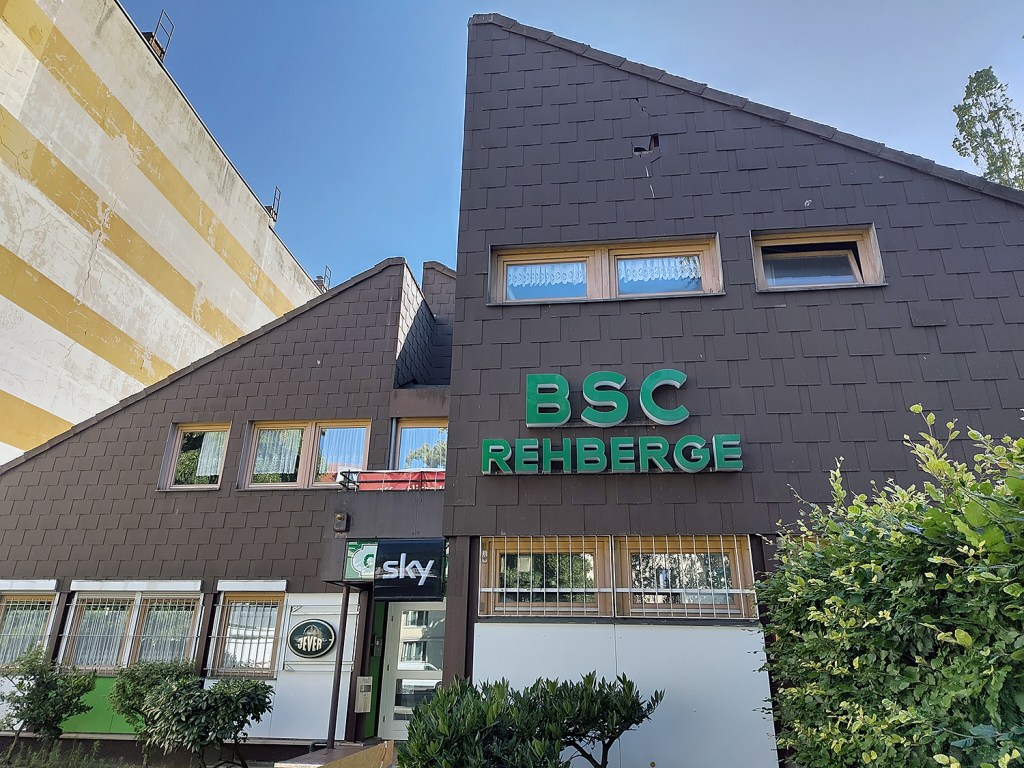 Das Clubheim an der Afrikanischen Straße ein paar Tage vor dem Geburtstag. Da war besseres Wetter. Foto: Hensel