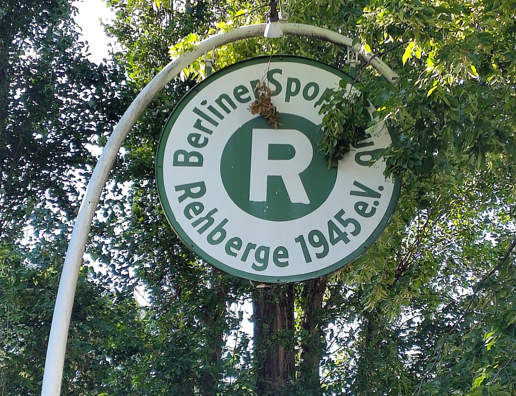 Das Logo des Sportclubs auf einem Schild an der Afrikanischen Straße. Foto: Hensel