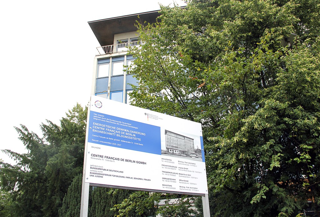 Das Bauschild am Centre Français kündigt die Sanierung an. Foto: Hensel