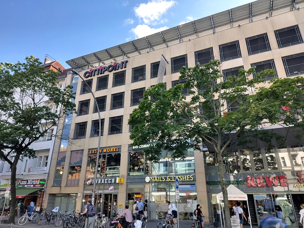 Auf dem Dach des Cittipoint wird übers Karstadt-Gebäude diskutiert. Foto: Hensel