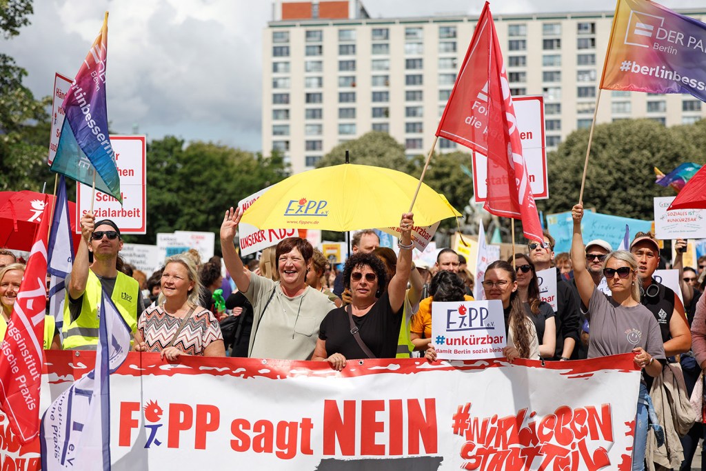 Bei der Demonstration vor dem Roten Rathaus am 8. Juli. Foto: Holger Groß/Paritätischer Berlin