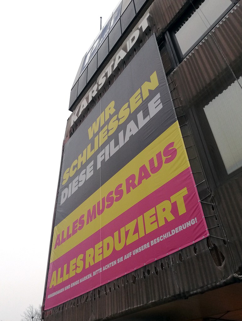 Ein Haus wird aufgegeben: Banner mit der Schließungsnachricht. Foto: Hensel