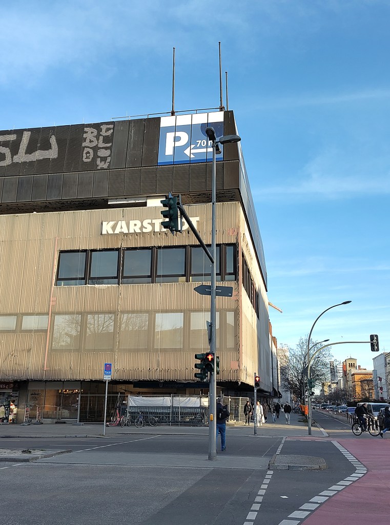 Das leerstehende Karstadt-Haus am Leopoldplatz kurz nach der Schließung. Foto: Hensel