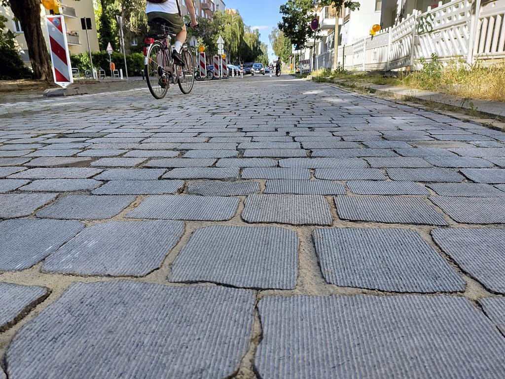 Das abgefräste Kopfsteinpflaster in der Lynarstraße. Foto: Hensel