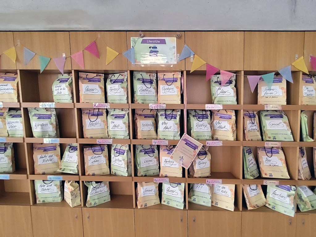 Literatüte: Hier können sich die Bibliotheksbesucher bei der Lektüre überraschen lassen. Foto: Hensel