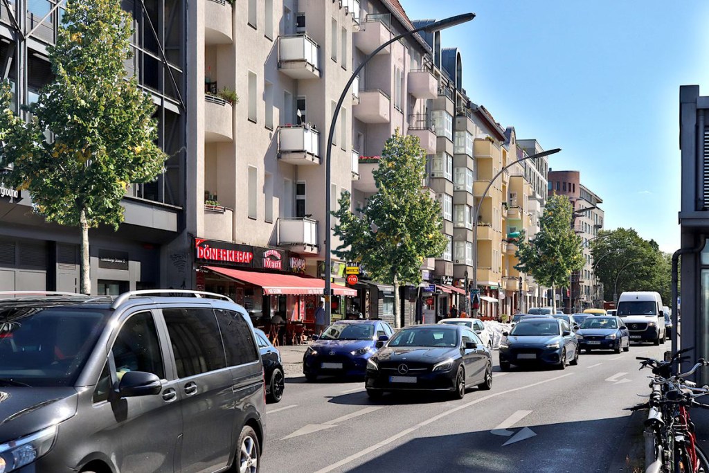 Luxemburger Straße mit Bäumen. Montage: Hensel