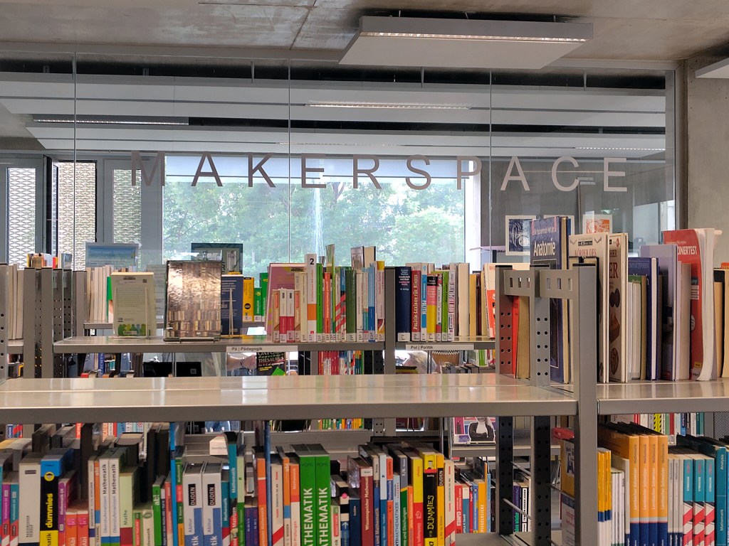 Hinter der Bücherreihe ist der Makerspace - und der Kleidertausch. Foto: Hensel