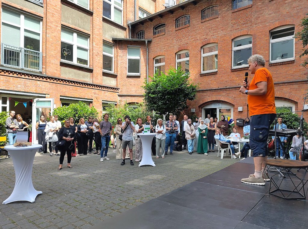 Herbert Weber lässt in seiner Rede die vergangenen 20 Jahre Revue passieren. Foto: Hensel