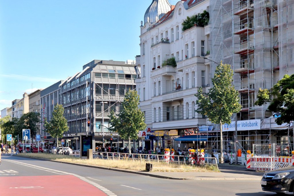 Die Müllerstraße mit Bäumen. Montage: Hensel