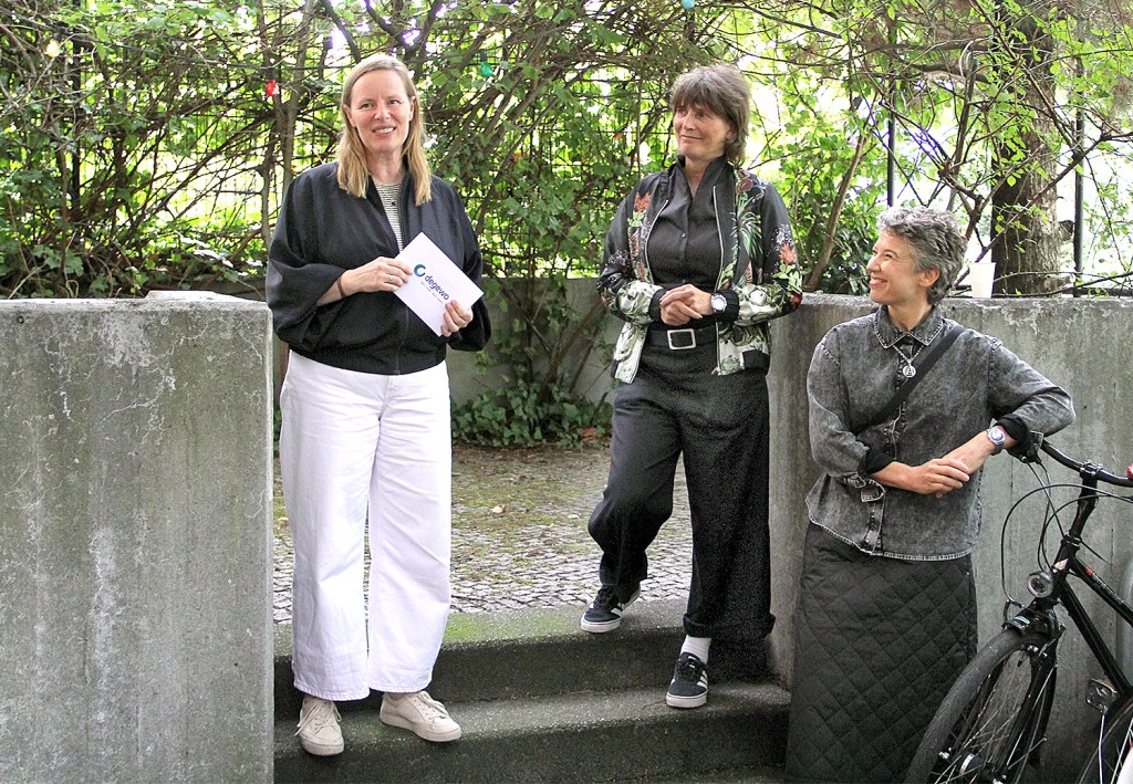 Katrin Baba-Kleinhans (v.l.) und Tanja Boettcher von degewo mit der Künstlerin Alona Rodeh. Foto: Hensel