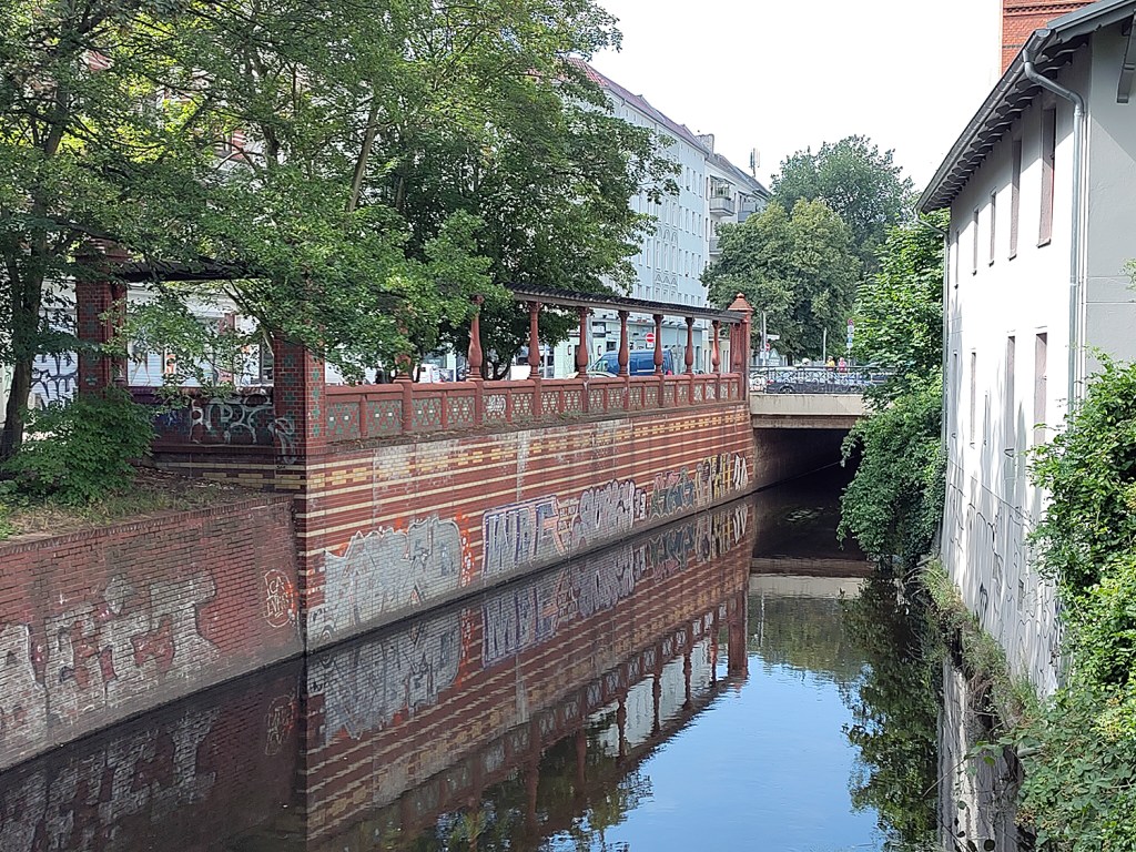 Die roten Säulen des früheren Marienbads stehen heute noch. Foto: Hensel