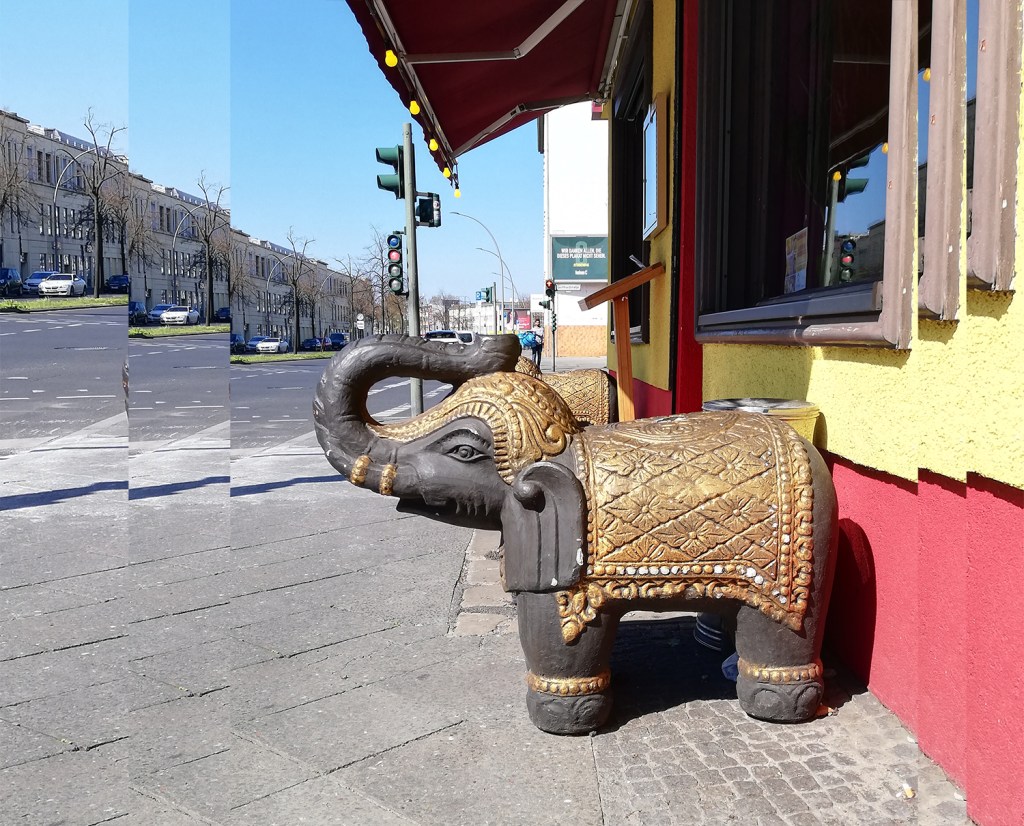 Kleiner Elefant vor dem indischen Restaurant Papadam in Berlin mit Blick nach Reinickendorf