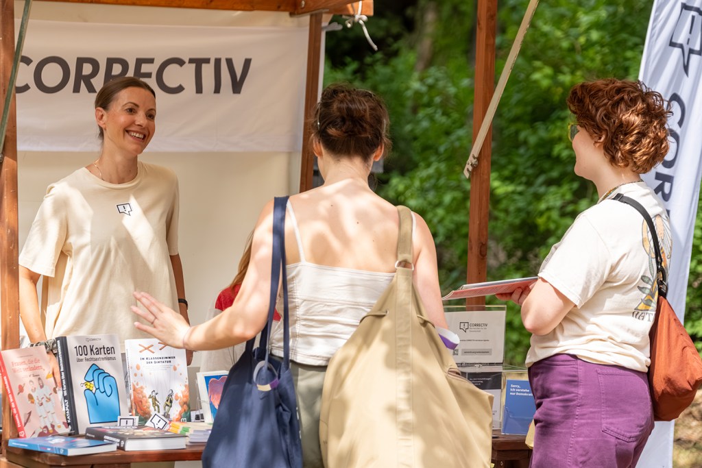 Auch mit einem Stand vertreten: Correctiv. Foto: Paul Alexander Probst