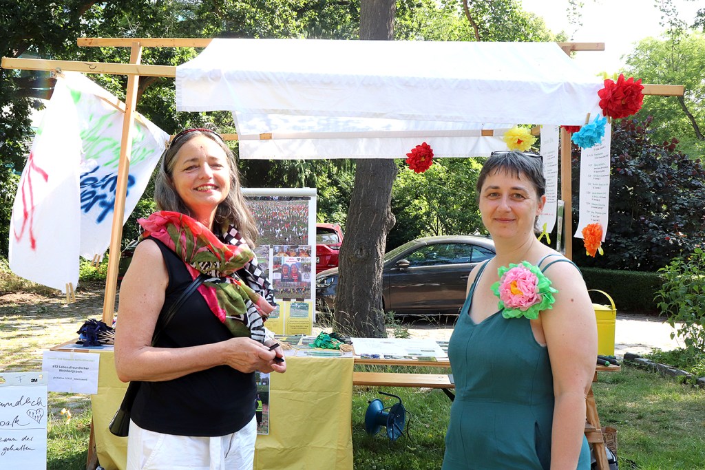 Haben sich beim Umweltpreis einen Stand geteilt und beide gewonnen: Angela Pritzkow (links) und Dominique Hensel vom Brunnenviertel e.V. Foto: Schnell
