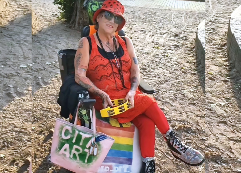 Carmen Olivar in ihrem Rollstuhl. Foto: privat, Montage: Hensel
