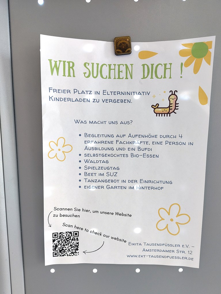 Aushang der Elterninitiativ-Kita Tausenfüßler. Foto: Hensel