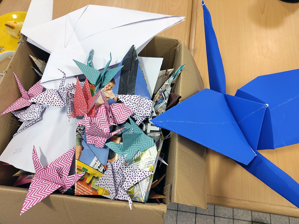 Eine Kiste mit Origami-Kranichen. Foto: Hensel