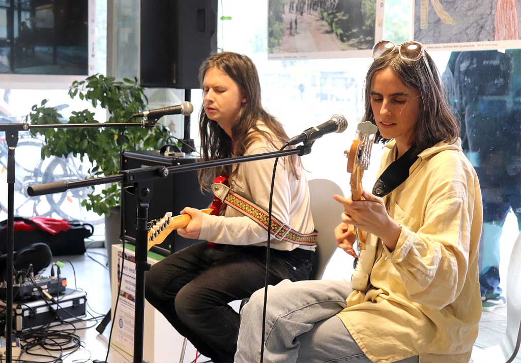 Die Band "Slippers" von Rehberge Records spielten bei der Vernissage. Foto: Schnell