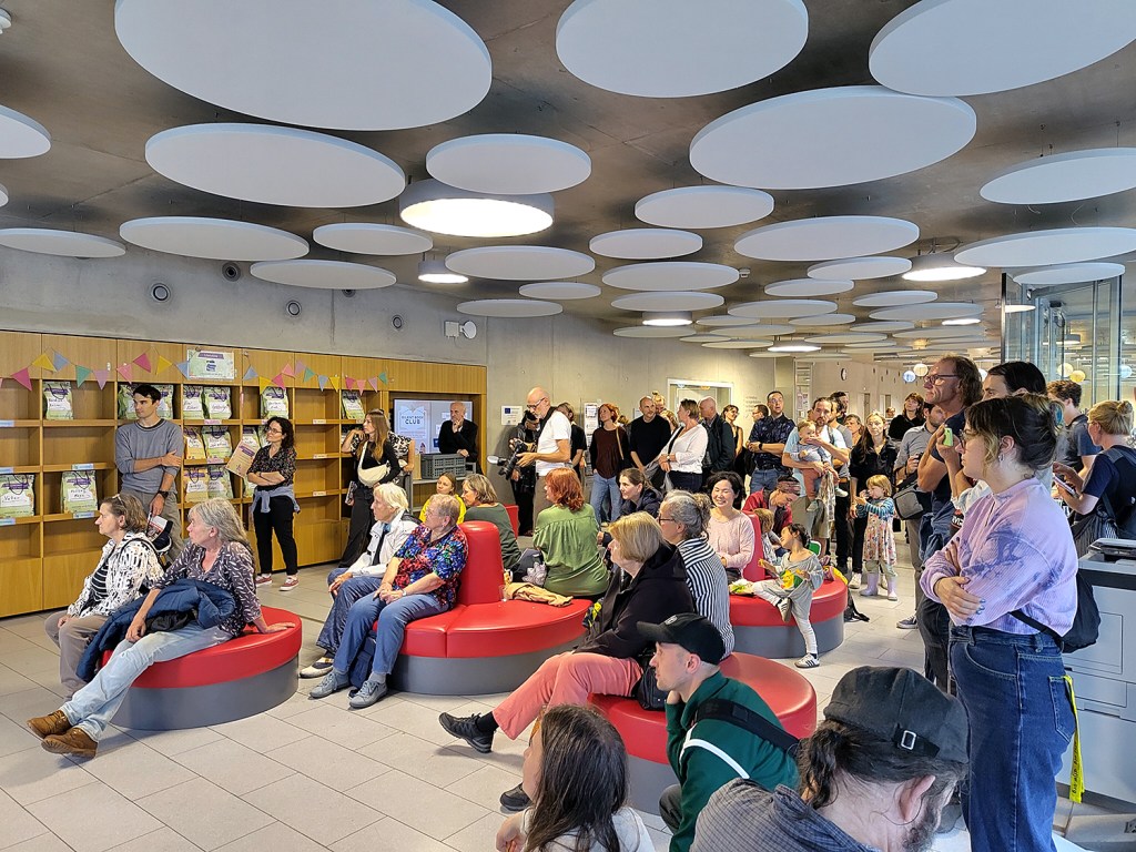 Bei der Vernissage in der Schiller-Bibliothek. Foto: Hensel