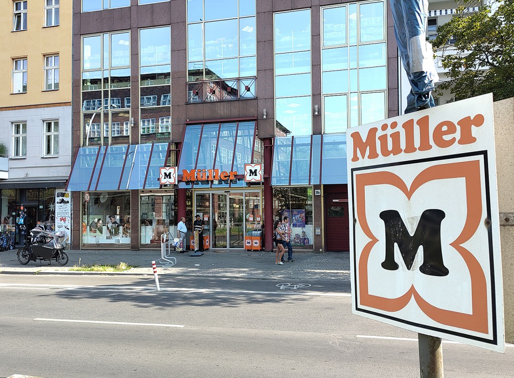 Die Filiale der Drogeriekette Müller in der Müllerstraße. Foto: Hensel