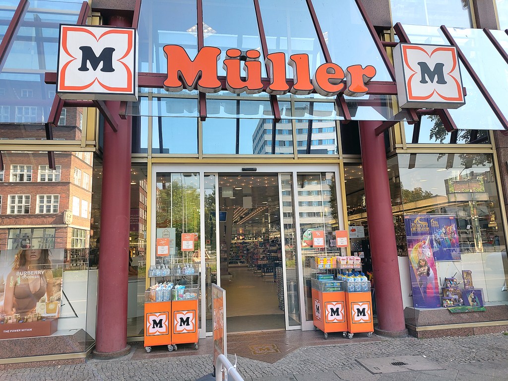 Die Filiale der Drogeriekette Müller in der Müllerstraße. Foto: Hensel