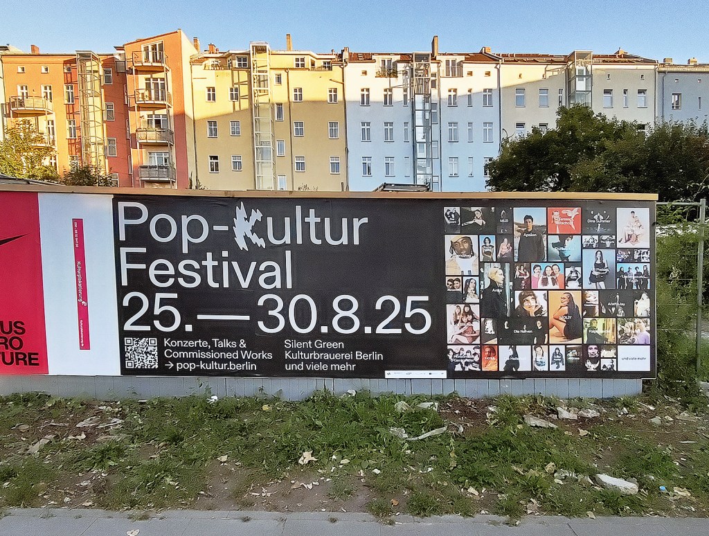 Große Plakate weisen auf das große Pop-Kultur Festival hin, hier an der Bernauer Straße. Foto: Hensel