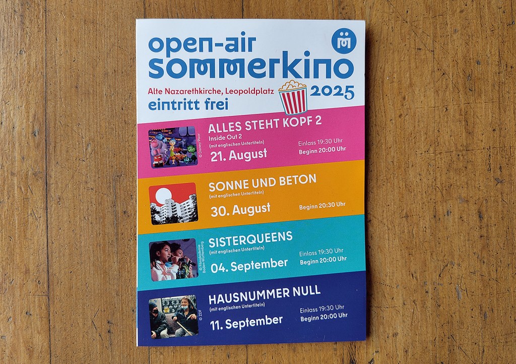 Hinweiszettel mit allen Terminen des Open-Air-Sommerkinos auf dem Leopoldplatz. Foto: Hensel