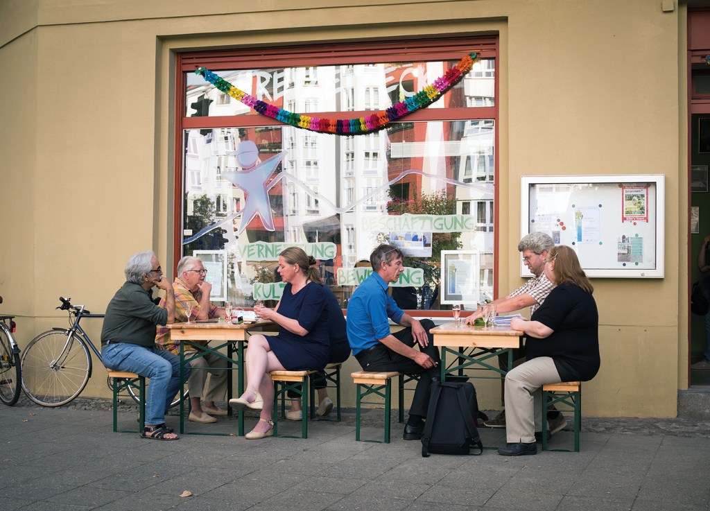 Beisammensein vor dem Freizeiteck (2019). Foto: Brunnenviertel e.V.