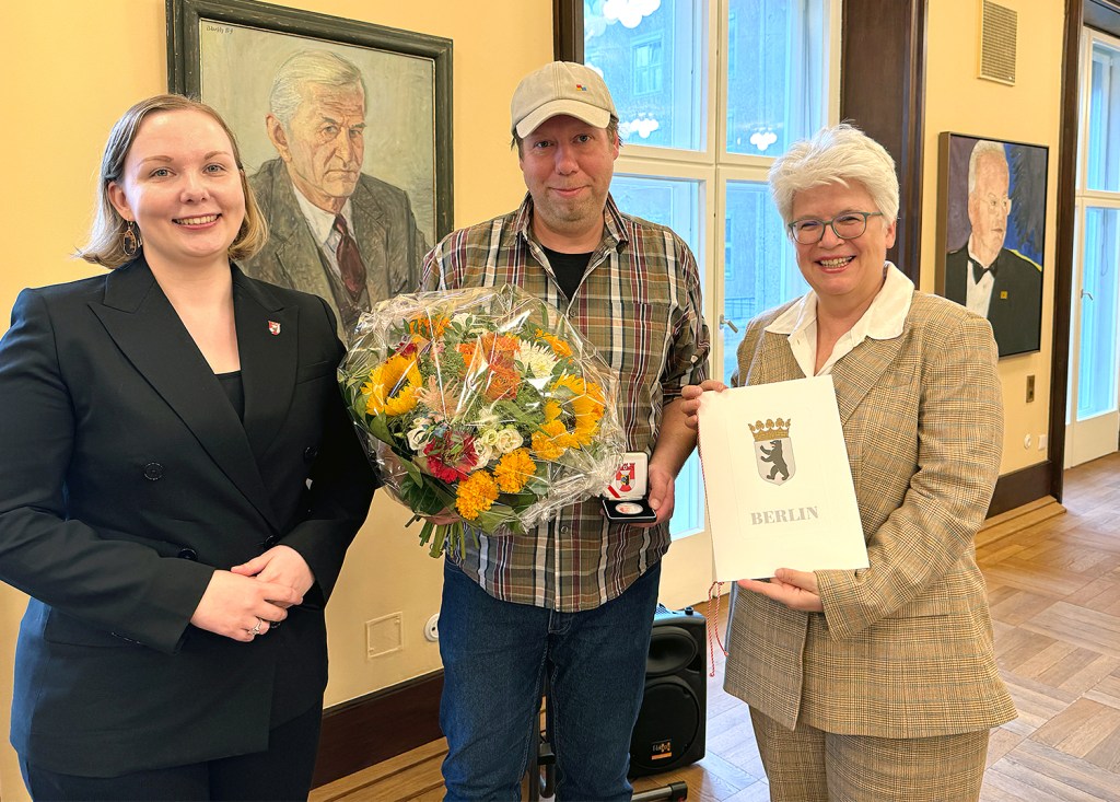 Sven Dittrich (Mitte) wurde mit der Bezirksverdienstmedaille ausgezeichnet. Foto: BA Mitte