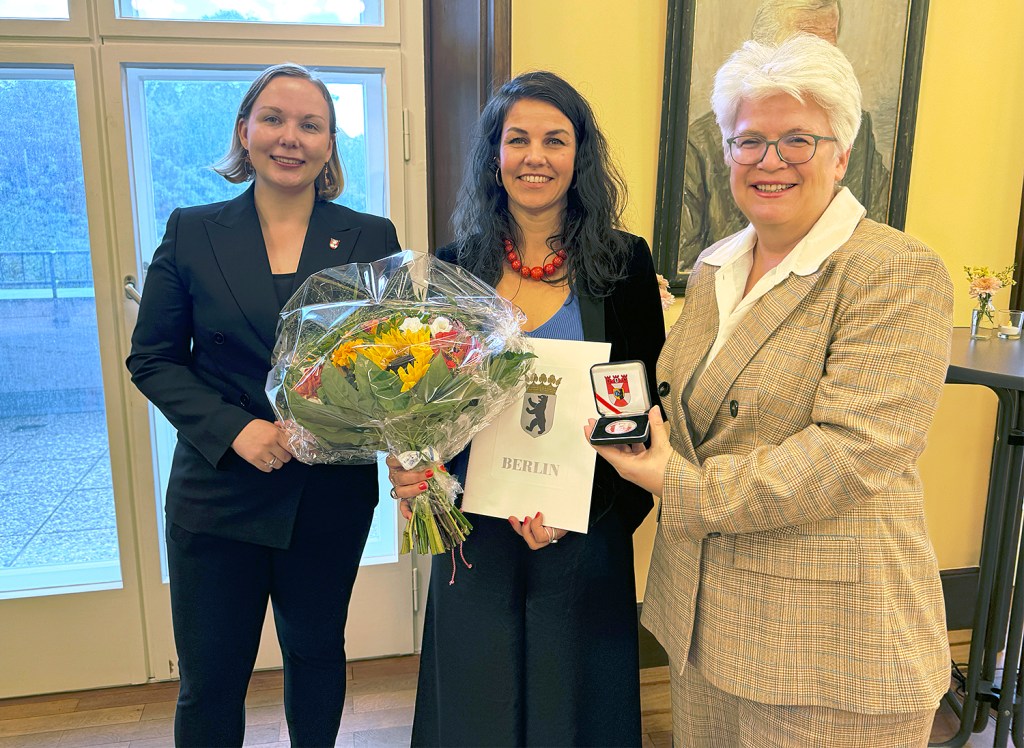 Hannah Elsche (Mitte) wurde mit der Bezirksverdienstmedaille ausgezeichnet. Foto: BA Mitte