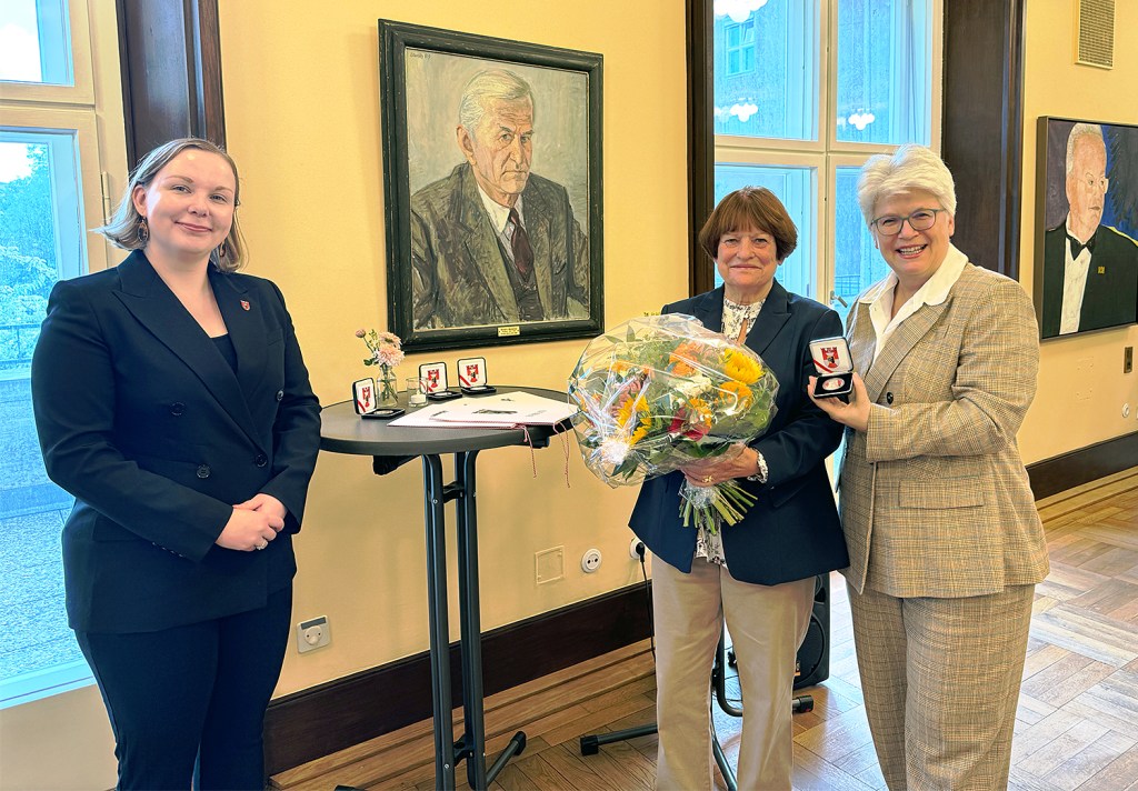 Bruni Wildenhein-Lauterbach (Mitte) wurde mit der Bezirksverdienstmedaille ausgezeichnet. Foto: BA Mitte