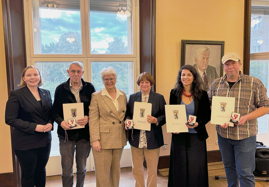 Bezirksverordnetenvorsteherin Jelisaweta Kamm (links) und Bezirksbürgermeisterin Stefanie Remlinger (3.v.l.) mit den Ausgezeichneten. Foto: BA Mitte