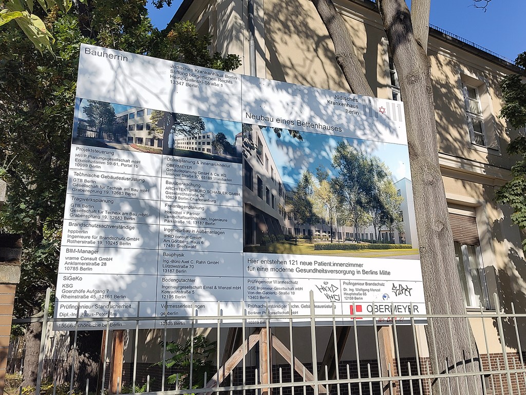 Das Bauschild an der Heinz-Galinski-Straße weist auf das Bauprojekt hin. Foto: Hensel
