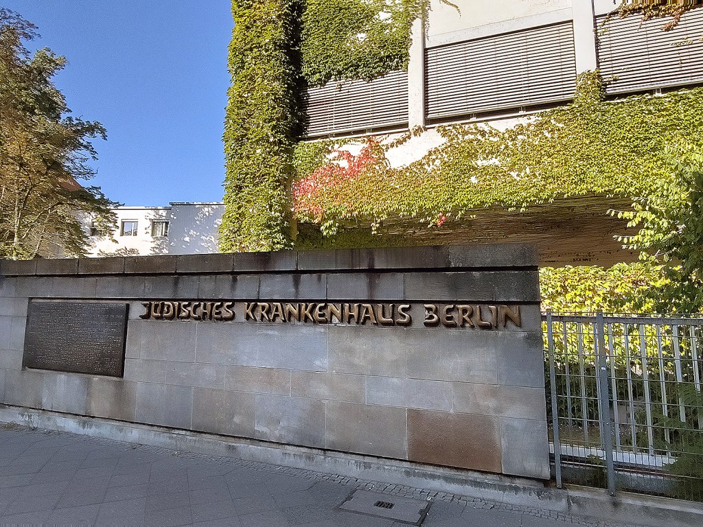 Am Haupteingang des Jüdischen Krankenhauses. Foto: Hensel