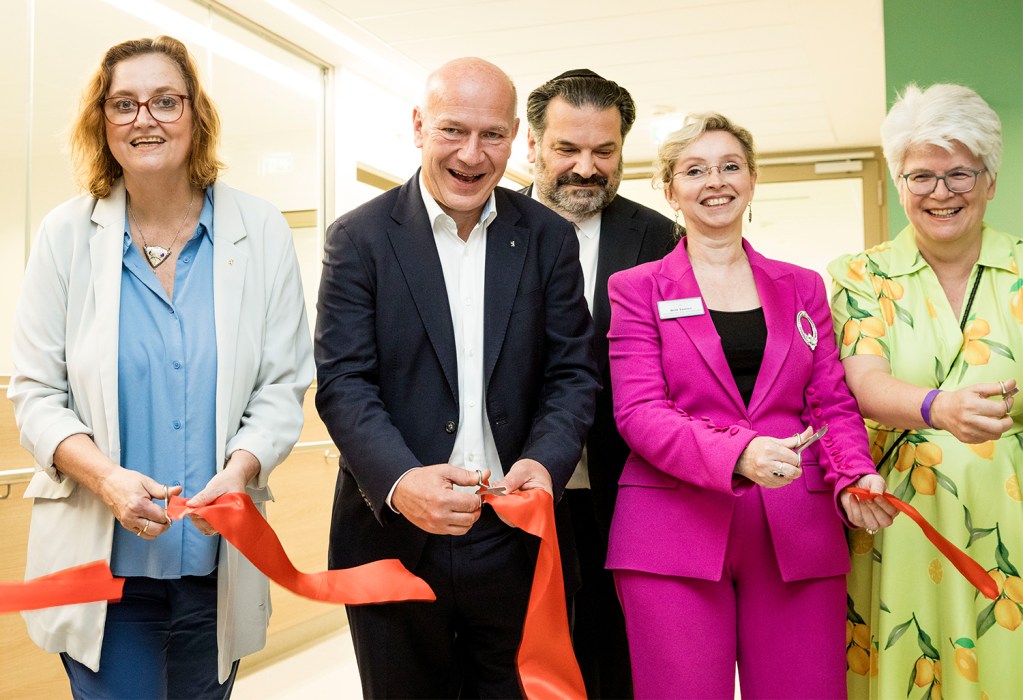 Zur Eröffnung am 21. September wurde ein rotes Band durchgeschnitten. Dabei waren (von links): Gesundheitssenatorin Dr. Ina Czyborra, der Regierende Bürgermeister Kai Wegner, Dr. Gideon Joffe (Vorsitzender der Jüdischen Gemeinde zu Berlin), die Vorsitzende des Vorstands des Jüdischen Krankenhauses Berlin, Brit Ismer, und Bezirksbürgermeisterin Stefanie Remlinger. Foto: Julius Schreiner/Thomas Kierok