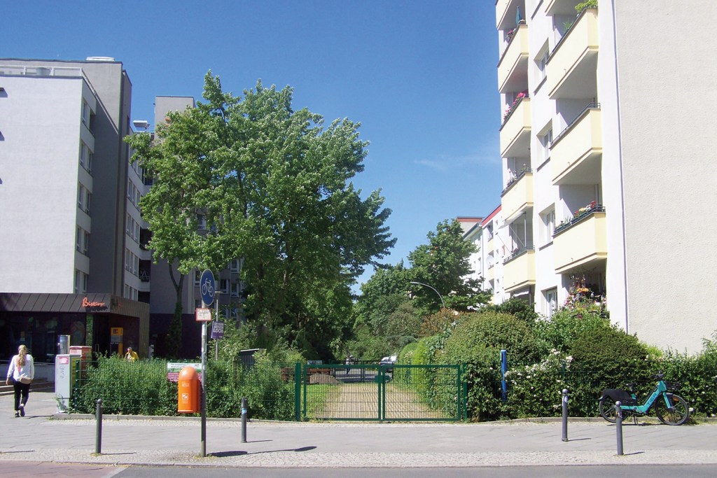 Vergleichsbild: Die Ackerstraße an der gleichen Stelle im Jahr 2025. Foto: Ralf Schmiedecke