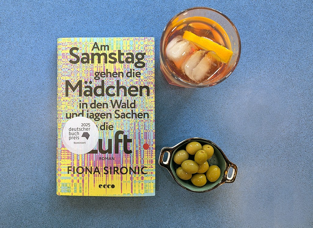 "Am Samstag gehen die Mädchen in den Wald und jagen Sachen in die Luft" von Fiona Sironic. Foto: Svenja Monert