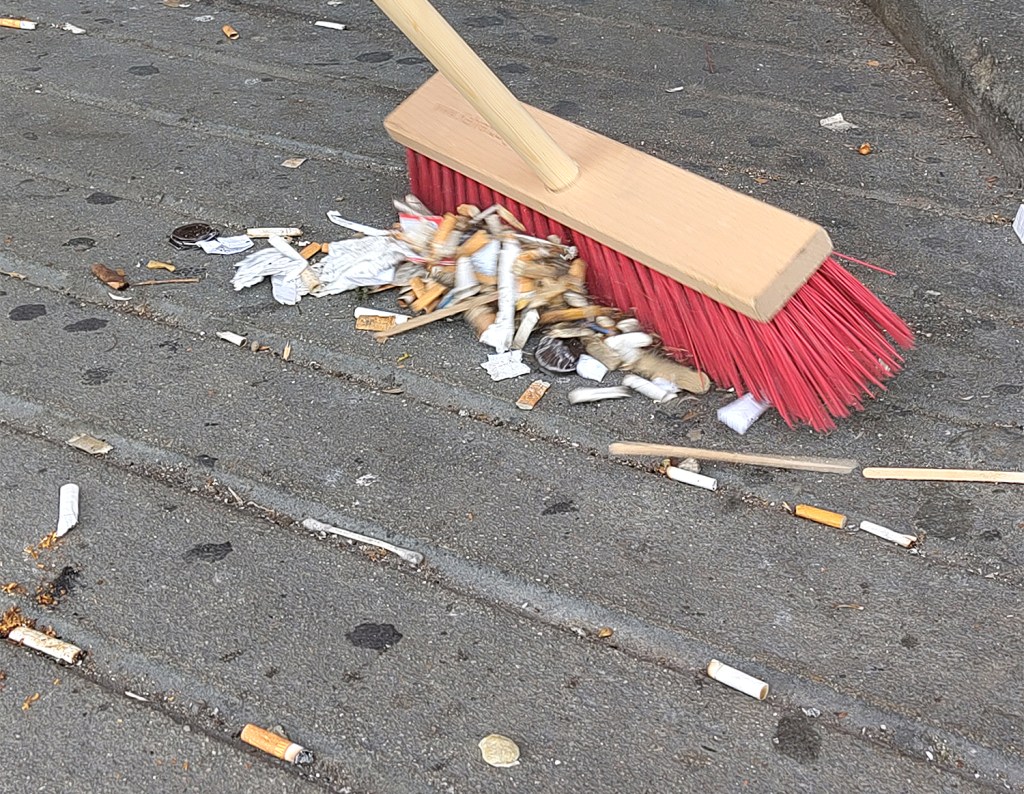 Mitte macht sauber: Beim Clean-up in der Badstraße lagen besonders viele Zigarettenkippen herum. Foto: Hensel